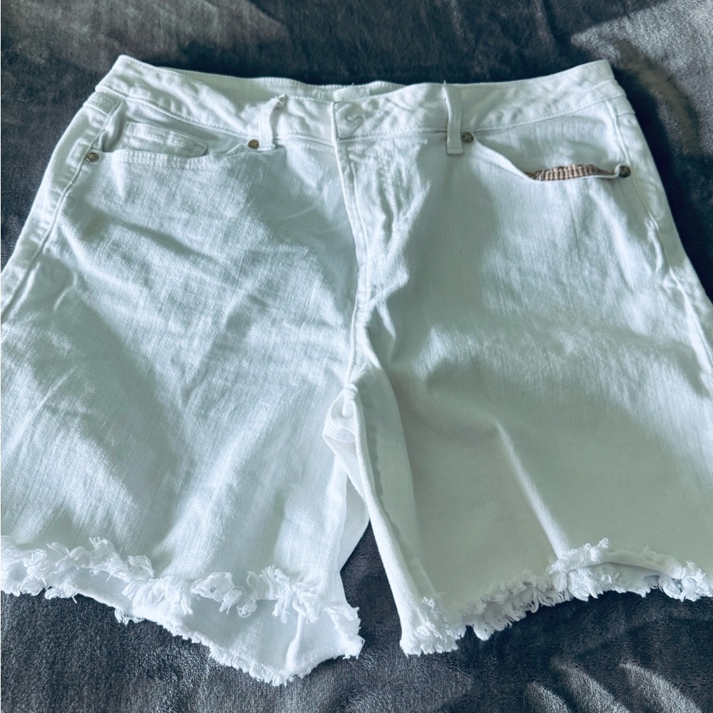 1822 White Frayed Hem Jean Shorts